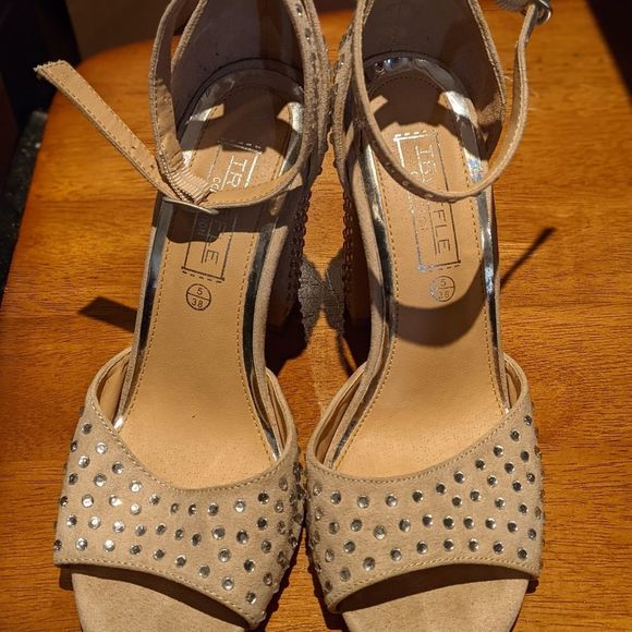 💥Sale💥Truffle Collection women's sz 7 embellished block heels with ankle strap - Picture 6 of 8